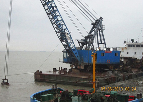 High Performance Offshore Marine Cranes With Clamshell Grab Bucket 70 T Lifting Capacity